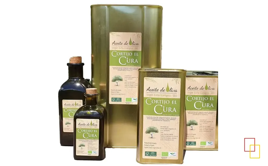 Botellas de aceite de oliva virgen extra ecológico Cortijo el Cura junto a aceitunas y pan