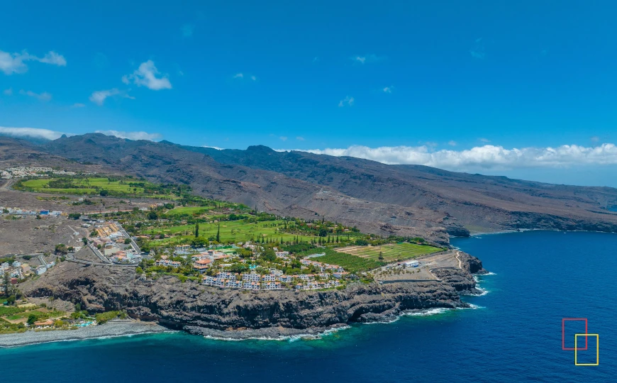 Vista aérea del Hotel Jardín Tecina en Playa de Santiago, La Gomera