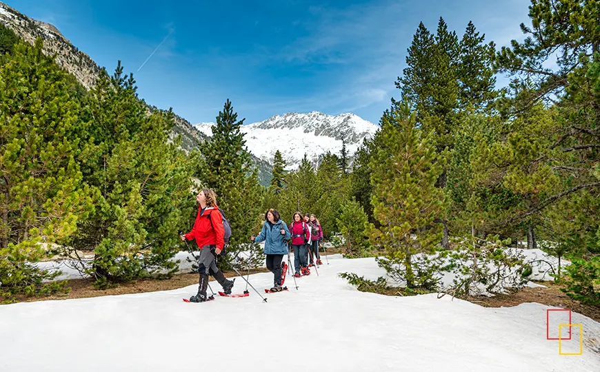 Ruta con raquetas de nieve en Aigüestortes durante el invierno