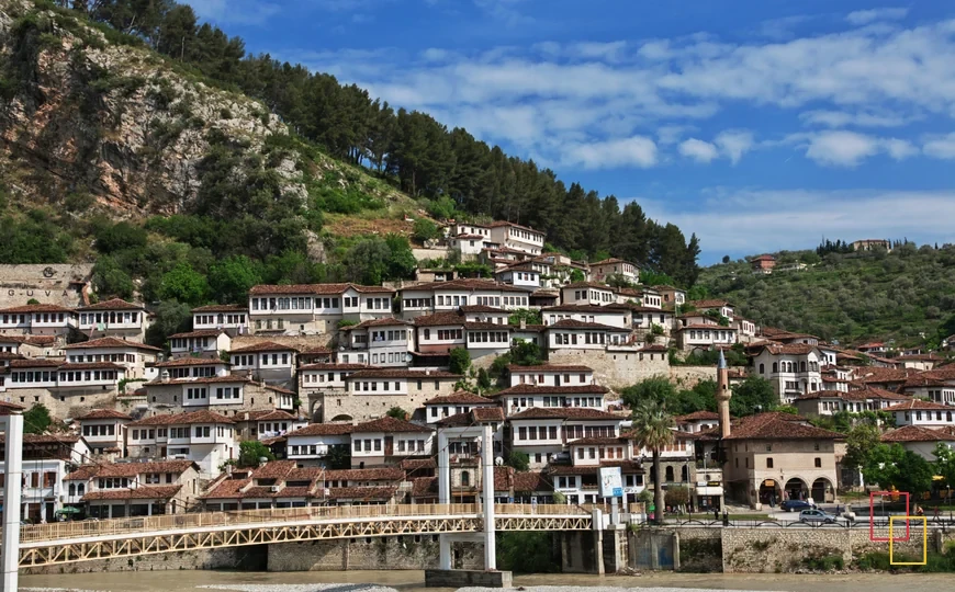 Berat y sus casas tradicionales en la ladera