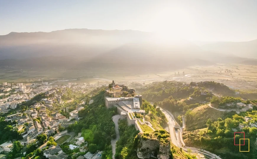 Vista aérea de Gjirokastër y su fortaleza