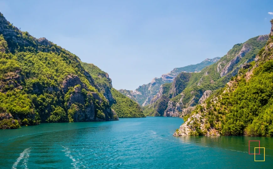 Lago Koman entre montañas en el norte de Albania