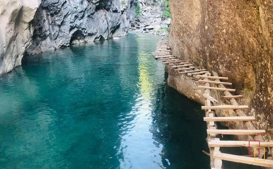Paisaje de agua y paredes rocosas en Albania
