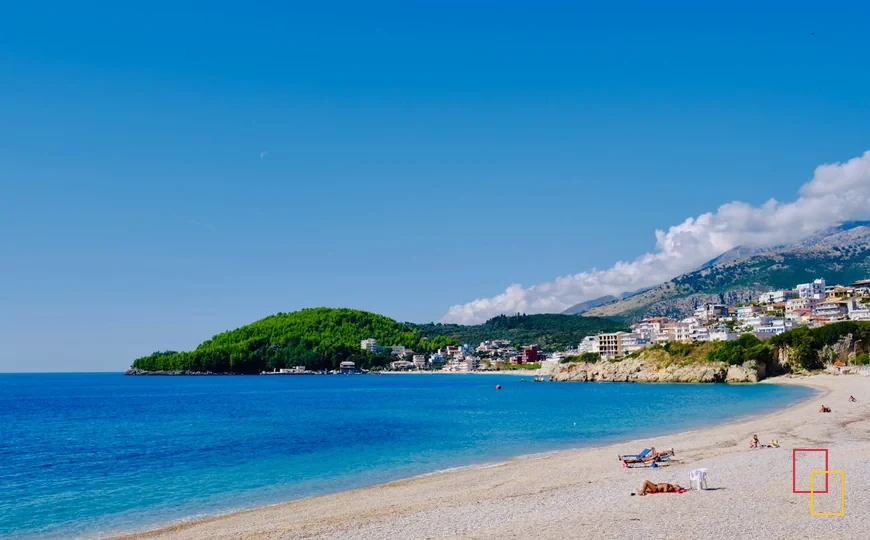 Playa de aguas azules en la Riviera Albanesa