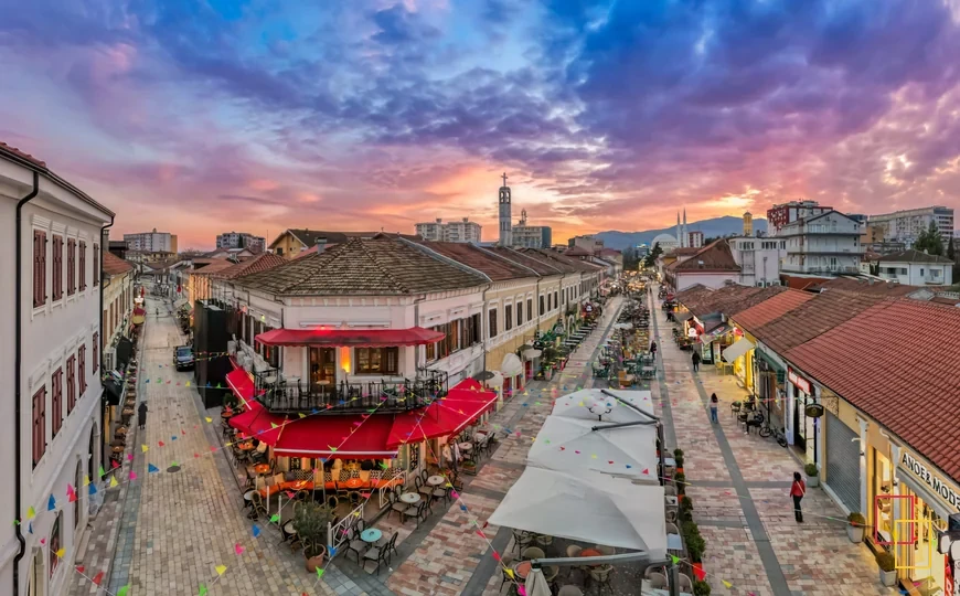 Centro urbano de Shkodër al atardecer