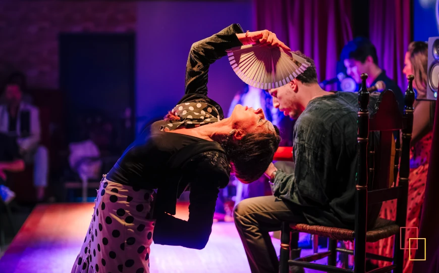 Momento de duende con abanico en el escenario de Alegría Flamenco y Gastronomía (Málaga)