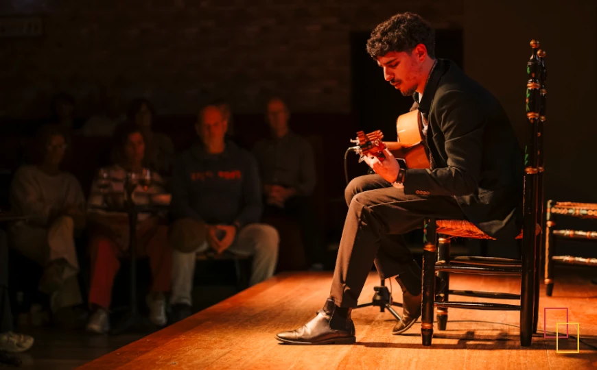 Guitarrista en directo en Alegría Flamenco y Gastronomía (Málaga)