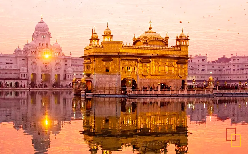 Templo Dorado de Amritsar reflejado en el estanque