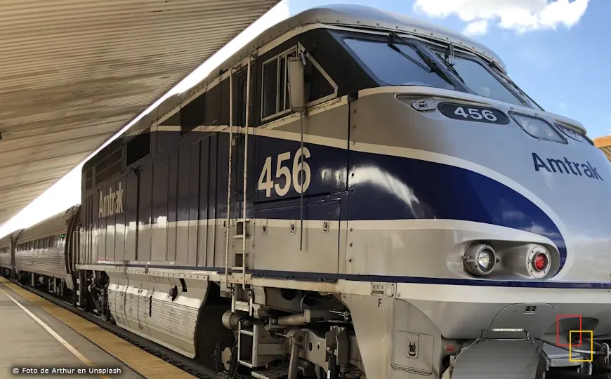 Tren Amtrak Pacific Surfliner circulando junto a la playa en el sur de California