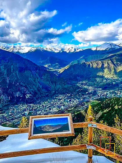 Mirador con montañas nevadas de los Pirineos