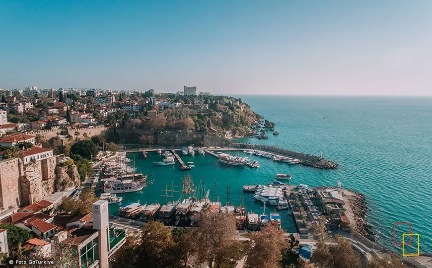 Casco antiguo de Antalya con murallas y casas tradicionales