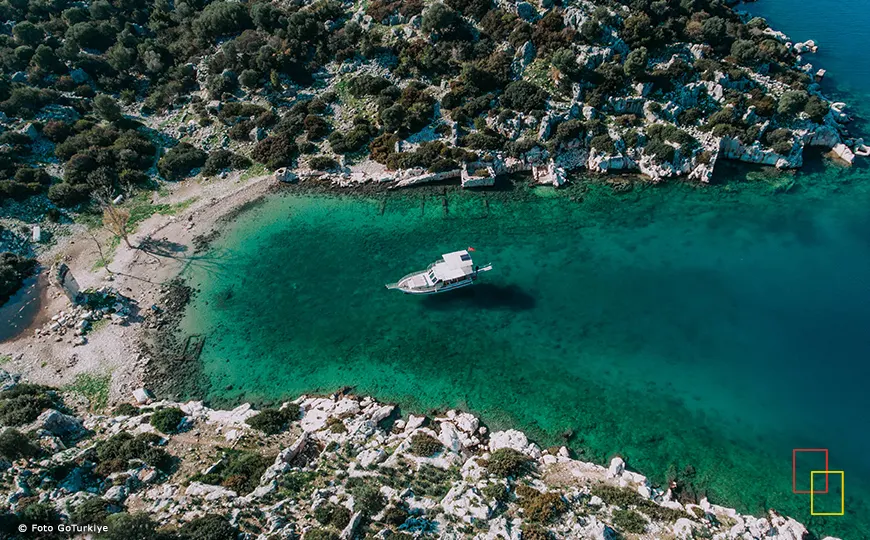 Barcos en la bahía de Kekova con aguas cristalinas