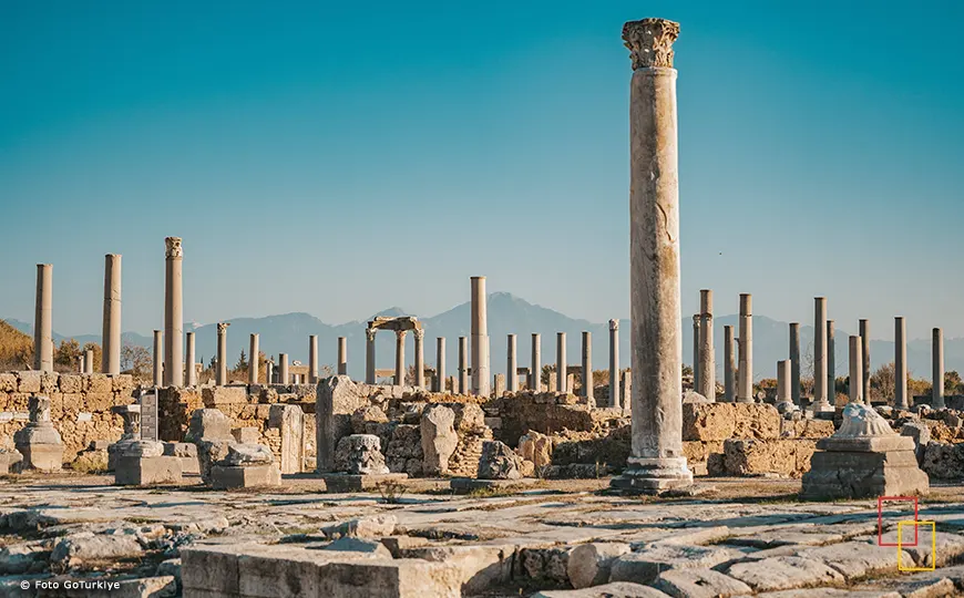 Columnas y calzada romana en el yacimiento de Perge