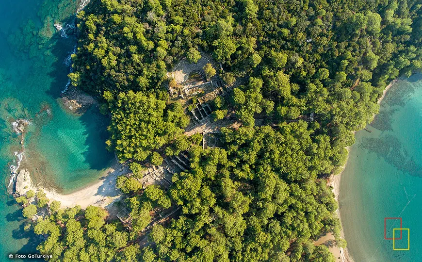 Cala de Phaselis con bosque de pinos y agua turquesa