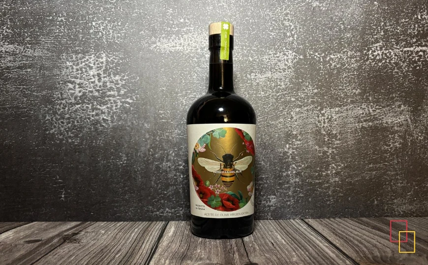 ECO DAY Nobleza del Sur AOVE ecológico 100% Picual de Jaén con diseño de abeja símbolo de biodiversidad