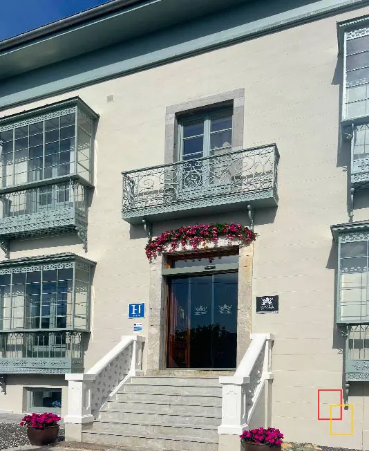 Fachada principal de arquitectura indiana y británica