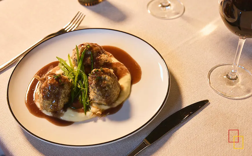 Albóndigas de rabo de toro, cremoso de patata y tirabeques en Ático