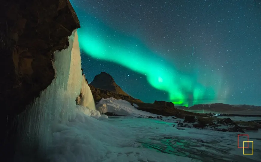 Aurora boreal iluminando el cielo nocturno de Islandia