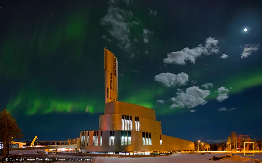Cortinas de aurora boreal sobre el valle de Alta en el norte de Noruega