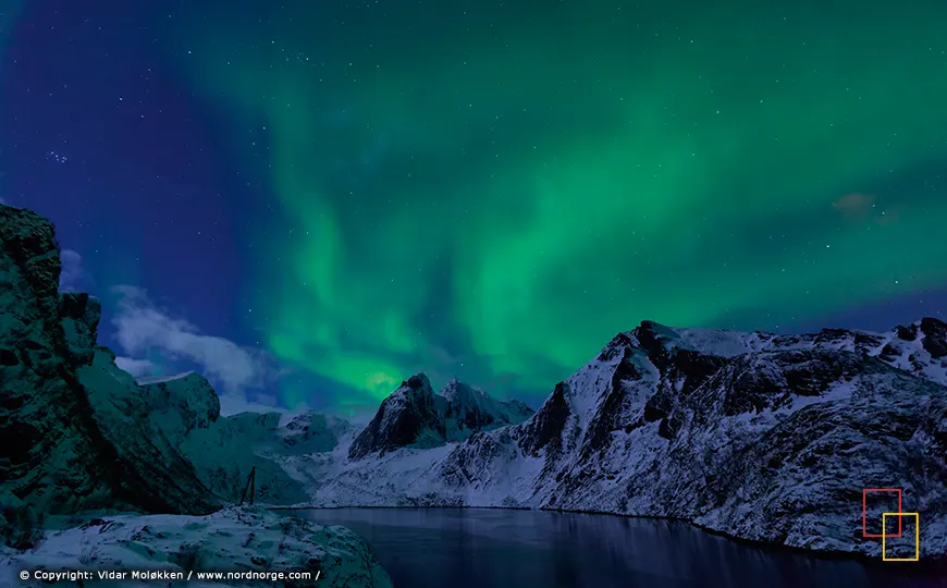 Aurora boreal sobre playas y rorbuer en las Islas Lofoten