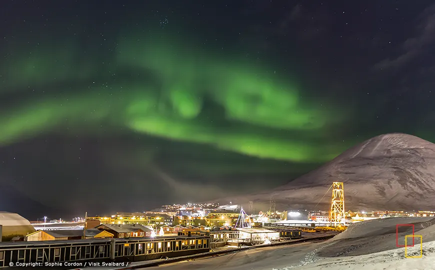 Aurora boreal visible durante la Noche Polar cerca de Longyearbyen, Svalbard