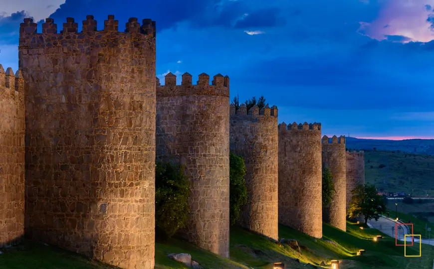 Muralla de Ávila iluminada al atardecer