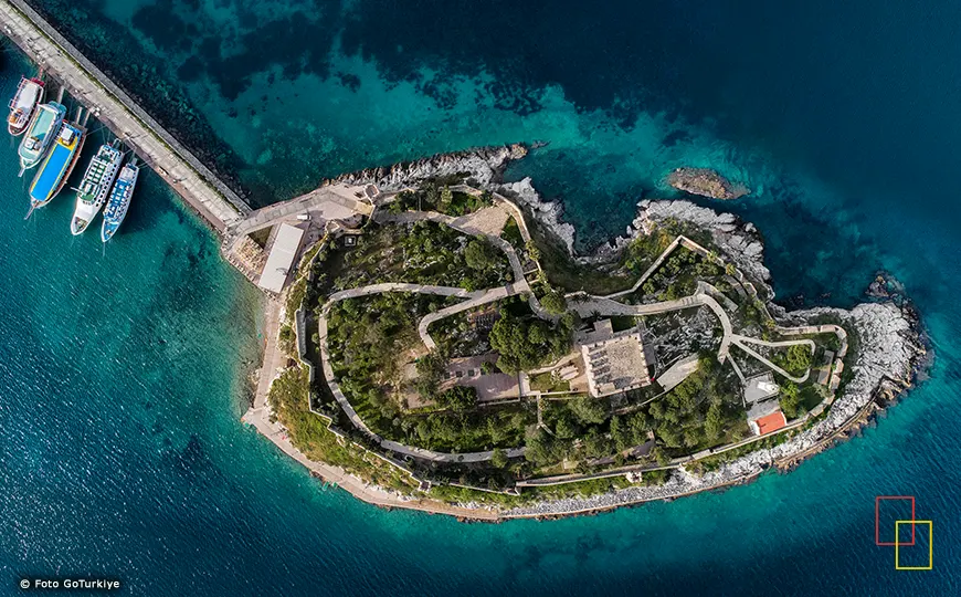 Kuşadası y la isla de Güvercinada con fortaleza