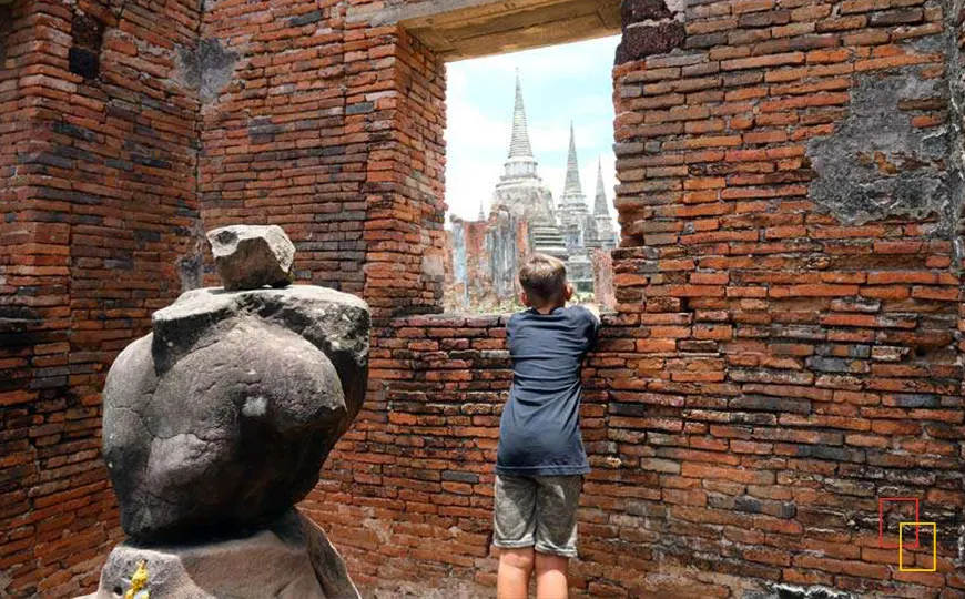 Niño contemplando ruinas históricas de Ayutthaya