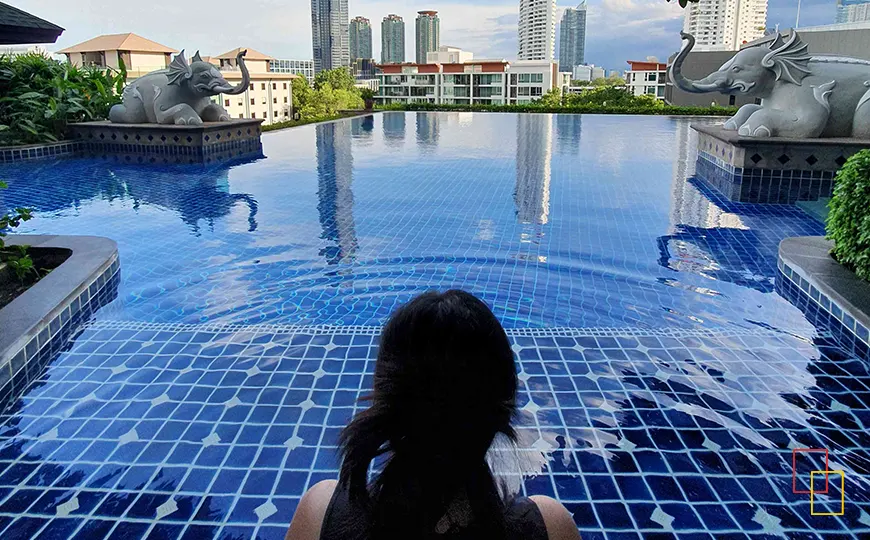 Piscina infinita con vistas a los rascacielos de Bangkok