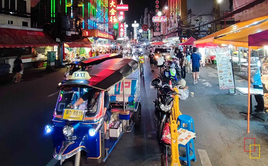 Calles nocturnas de Bangkok con tuk-tuks y neones