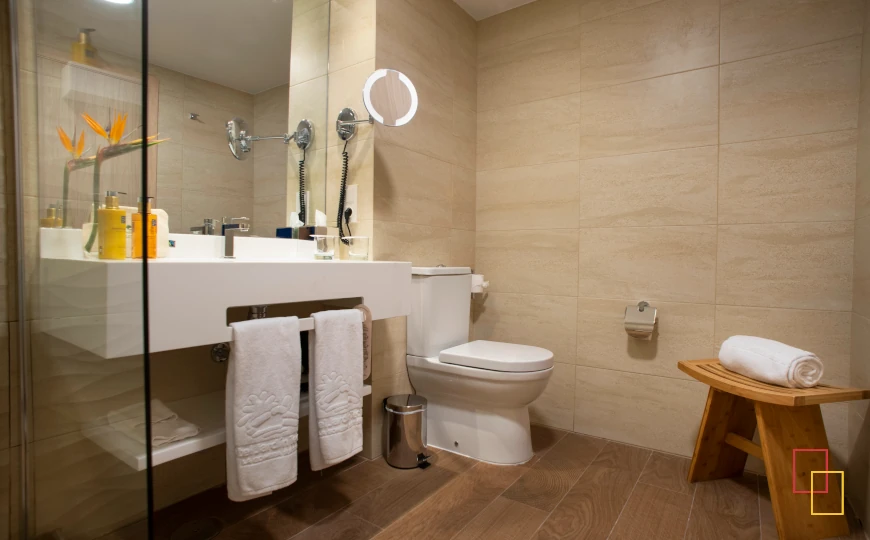 Baño de habitación del Hotel Jardín Tecina