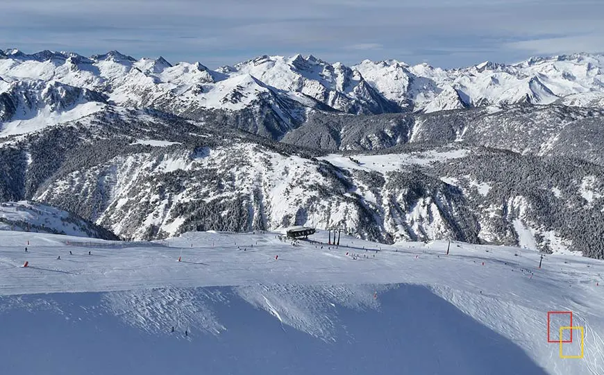 Vista de las pistas y remontes en Baqueira Beret