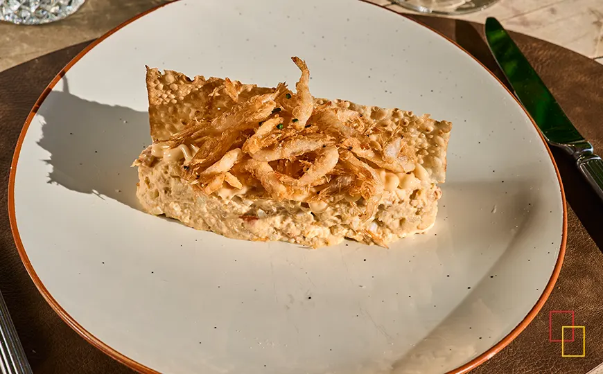 Ensaladilla de mi madre con gambitas de cristal fritas