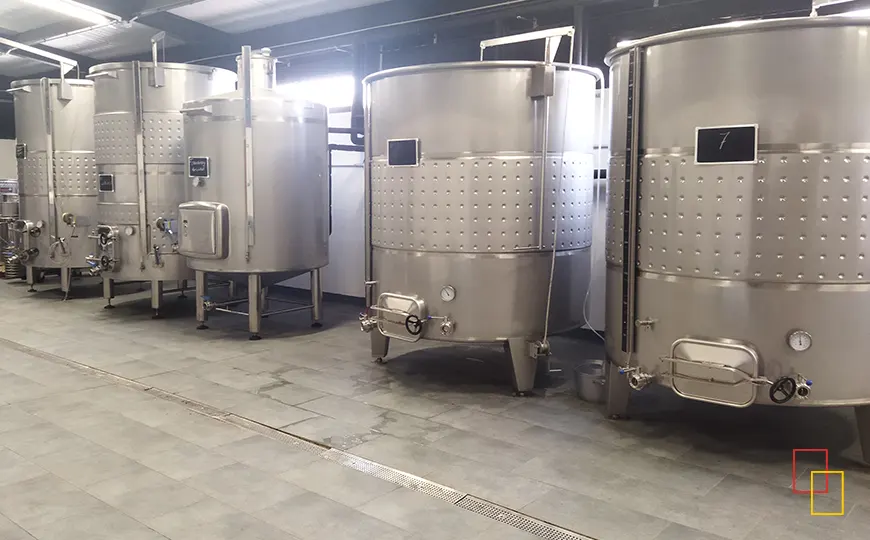 Nave de depósitos de acero inoxidable en la bodega de Besalduch Valls & Bellmunt