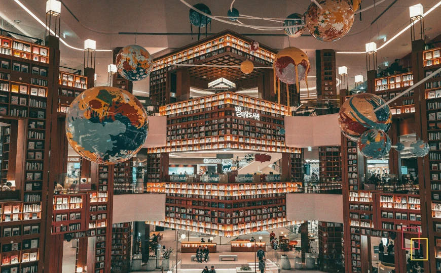 Biblioteca Starfield en Corea del Sur, interior moderno con estanterías gigantes