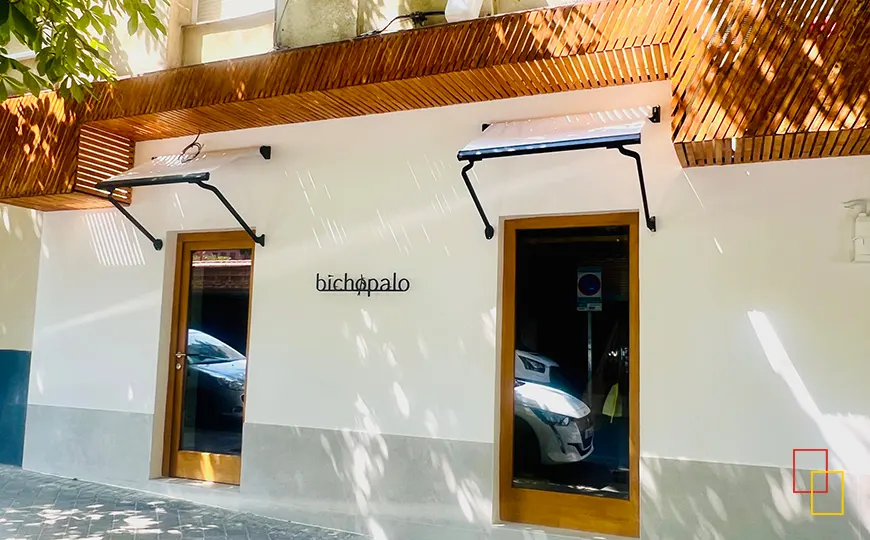 Fachada renovada del restaurante en la calle Cristóbal Bordiú