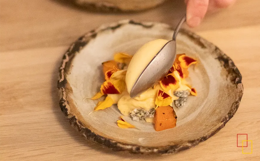 Postre de calabaza kabocha y mandarina con flores comestibles