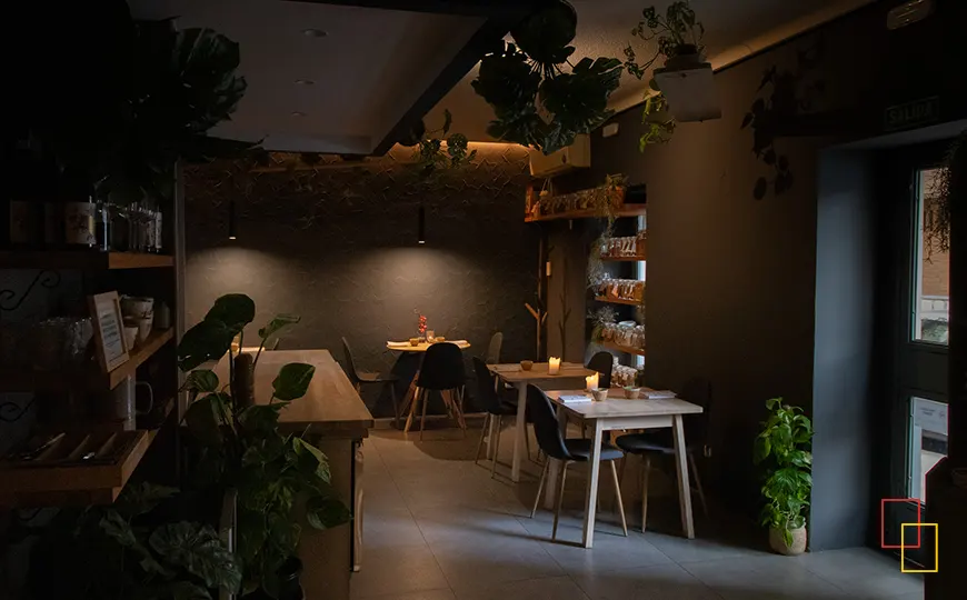 Sala íntima con iluminación cálida y mesas separadas
