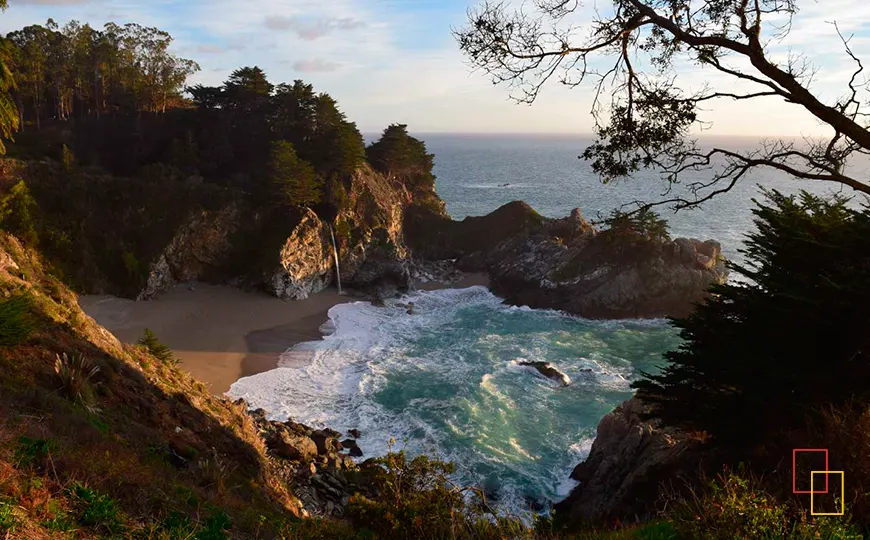 Cascada McWay cayendo a una pequeña cala en Julia Pfeiffer Burns State Park, Big Sur