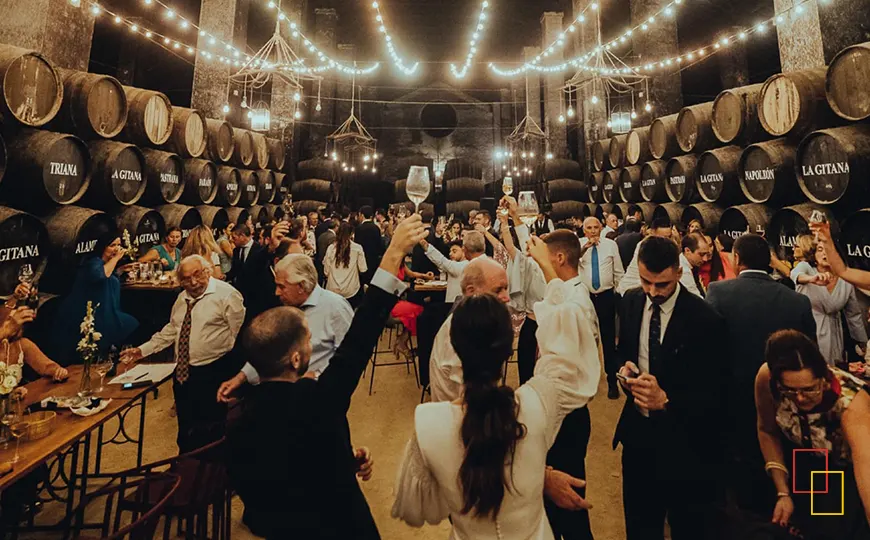 Celebración y baile en un evento en bodega con iluminación decorativa en Bodegas Hidalgo La Gitana