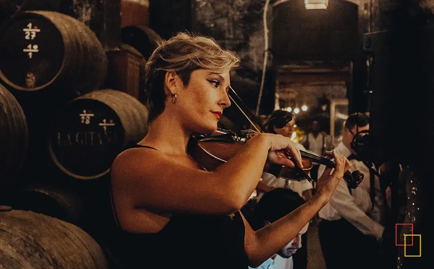 Celebración tipo boda o evento en espacio interior con ambiente y comensales en Bodegas Hidalgo La Gitana