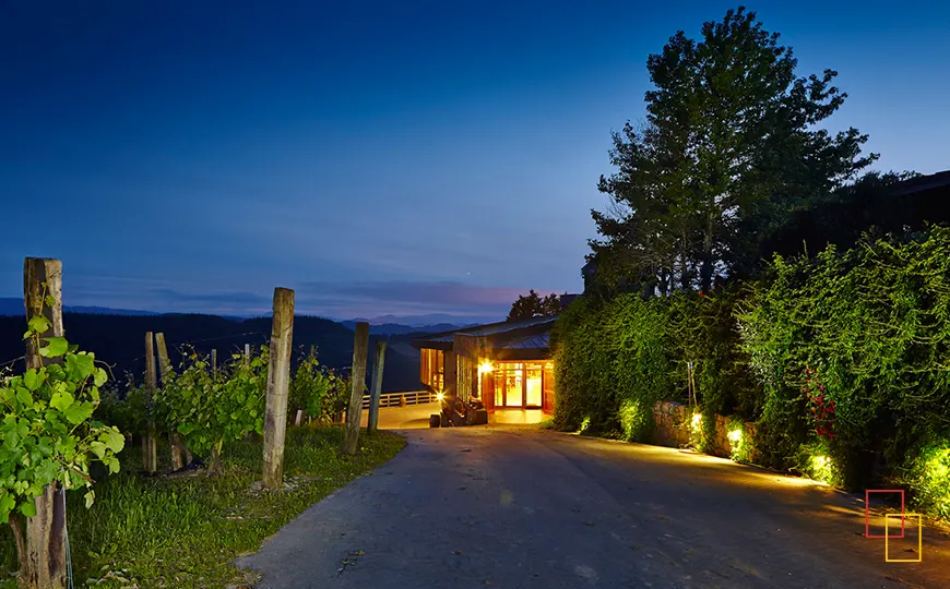 Entrada iluminada de Bodega Berroja al anochecer