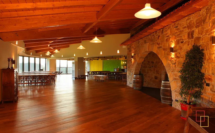 Salón de catas de Bodega Berroja con piedra y madera