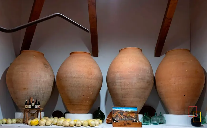 Sala de tinajas de barro preparada para una comida enoturística en Bodega Las Calzadas