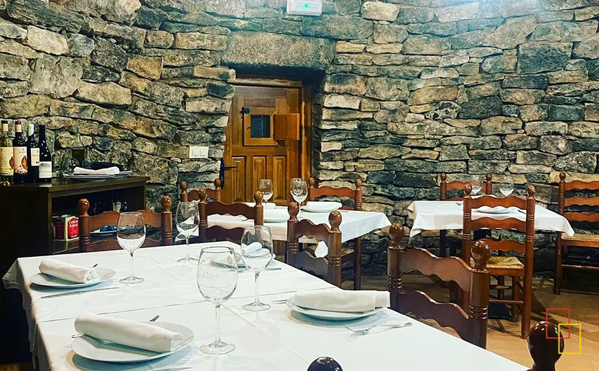 Interior del cubo de piedra acondicionado como comedor en Bodega Las Calzadas
