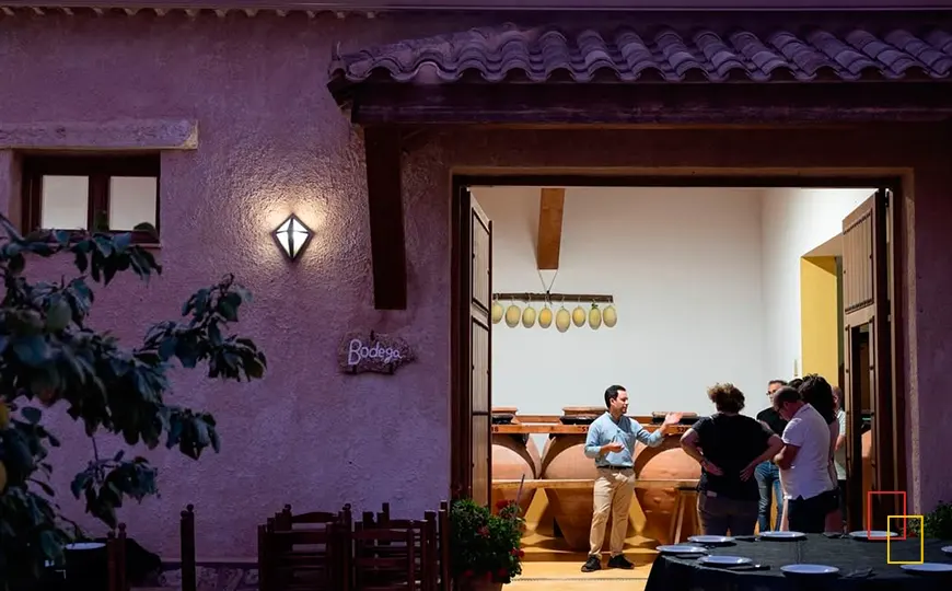 Patio de Bodega Las Calzadas iluminado por la noche durante una celebración