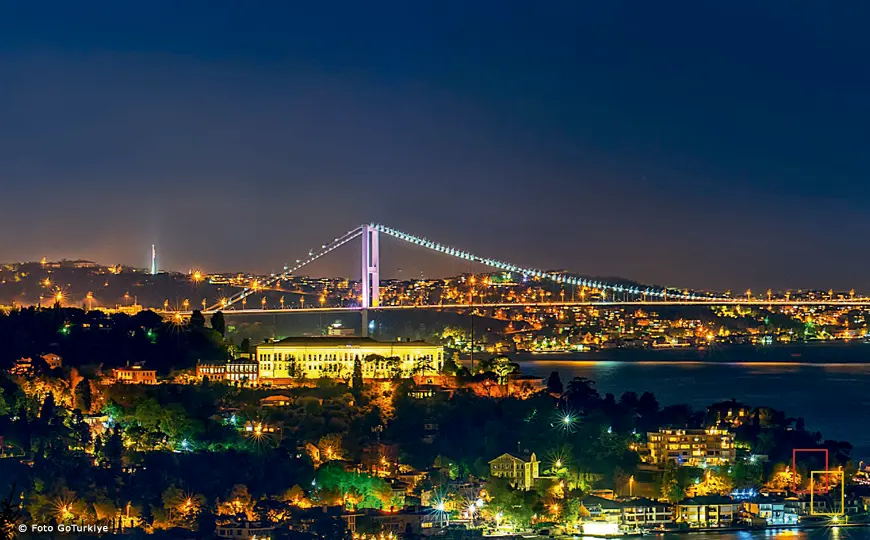 Crucero por el Bósforo con perfil urbano de Estambul
