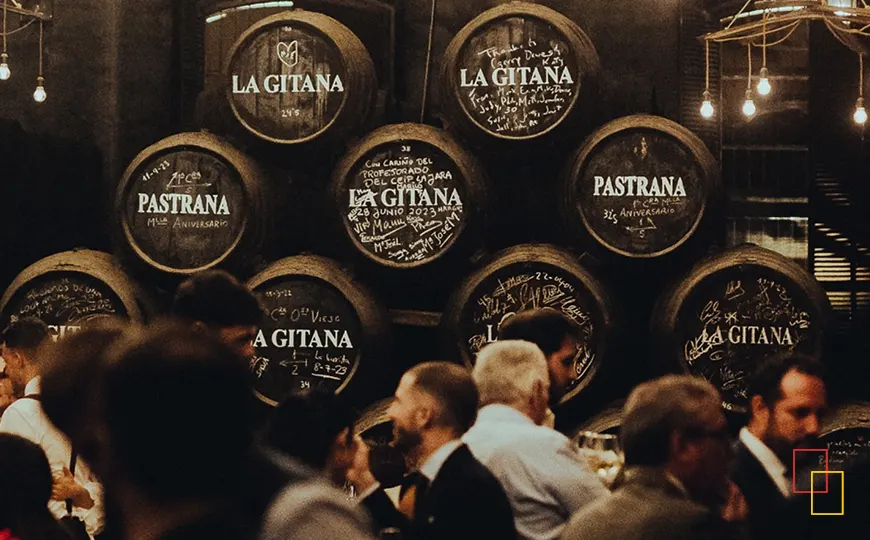 Botas y ambiente de bodega con referencias de La Gitana durante un evento