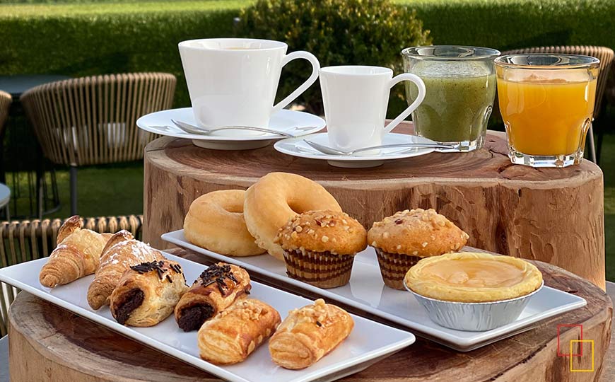 Brunch en la terraza de Apartosuites Jardines de Sabatini