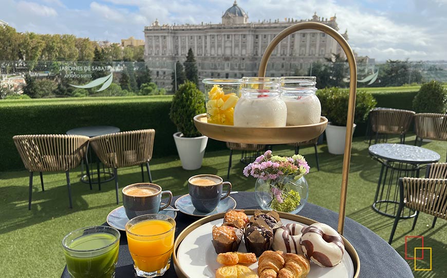 Brunch en la terraza de Apartosuites Jardines de Sabatini